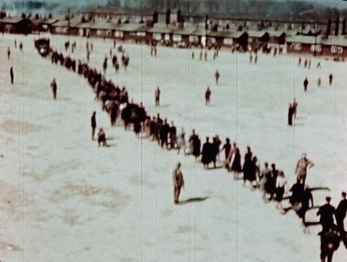 Fotografie z období osvobození koncentračního tábora Buchenvald. Duben 1945.