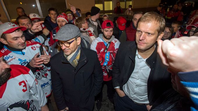 Martin Charvát (vlevo) a Dušan Salfický čelí zlobě fanoušků hokejových Pardubic.