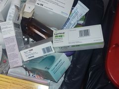 Léky, které lidé přinesli do popelnice v jedné z pražských lékáren.