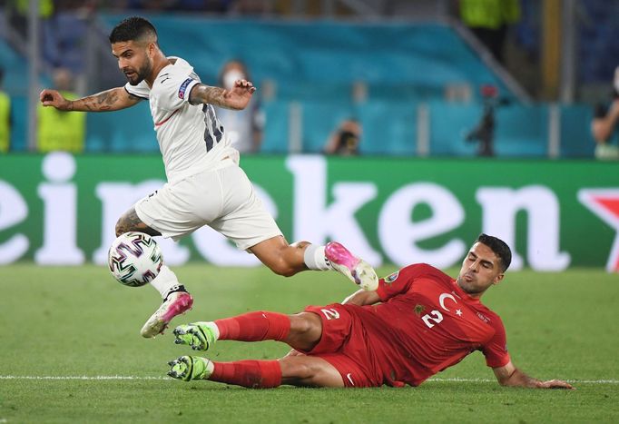 Lorenzo Insigne a Zeki Celik v zápase Turecko - Itálie na ME 2020