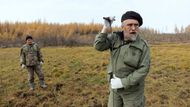 Na jednom z nejstudenějších míst planety, 130 kilometrů od ruského arktického pobřeží, se vědec Sergej Zimov snaží zachránit spolu se svým synem permafrost. Věčně zmrzlá půda začíná na některých místech Sibiře tát mimo jiné kvůli klimatickým změnám.