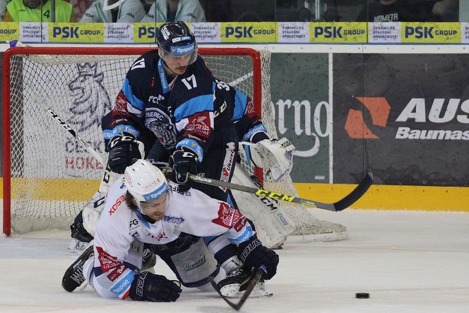 4. semifinále play off extraligy 2018/19, Kometa Brno - Liberec: Lukáš Derner a Alexandre Mallet (dole)