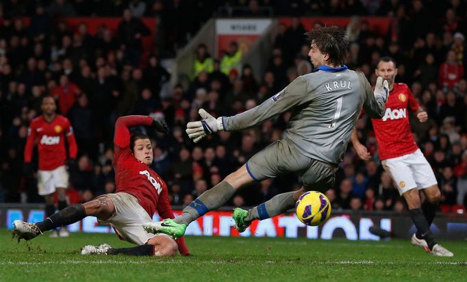 O osudu infarktového zápasu Manchesteru United s Newcastlem rozhodl v 90. minutě gól Javiera Hernándeze. Brankář Tim Krul byl bez šance.