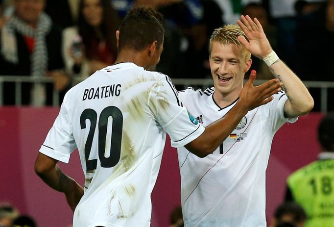 Marco Reus (vpravo) a Jerome Boateng slaví gól během utkání Německo - Řecko ve čtvrtfinále Eura 2012.