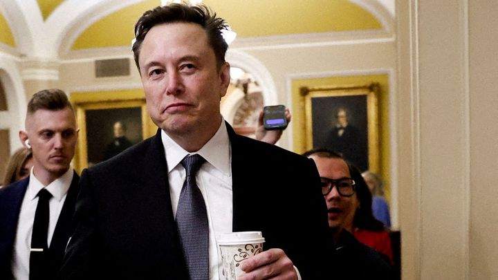 "Donutil nás Musk." Britská vláda prošetří hromadné znásilňování nezletilých dívek