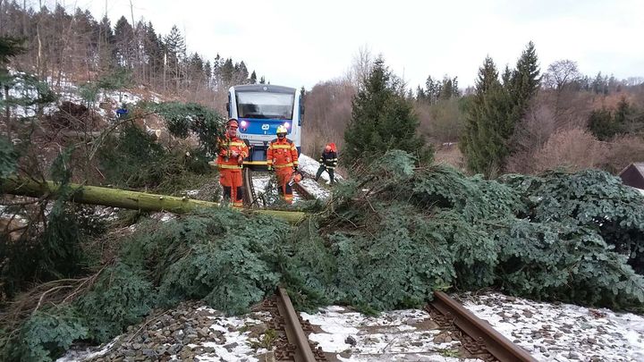Silný vítr nechal bez proudu 2300 míst, nejvíce z nich na jihu Moravy. Vlaky už jezdí; Zdroj foto: Správa železnic