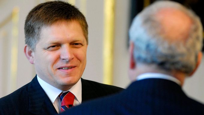 Nová slovenská vláda socialisty Fica žádá v parlamentu o důvěru a má ji zaručenu.