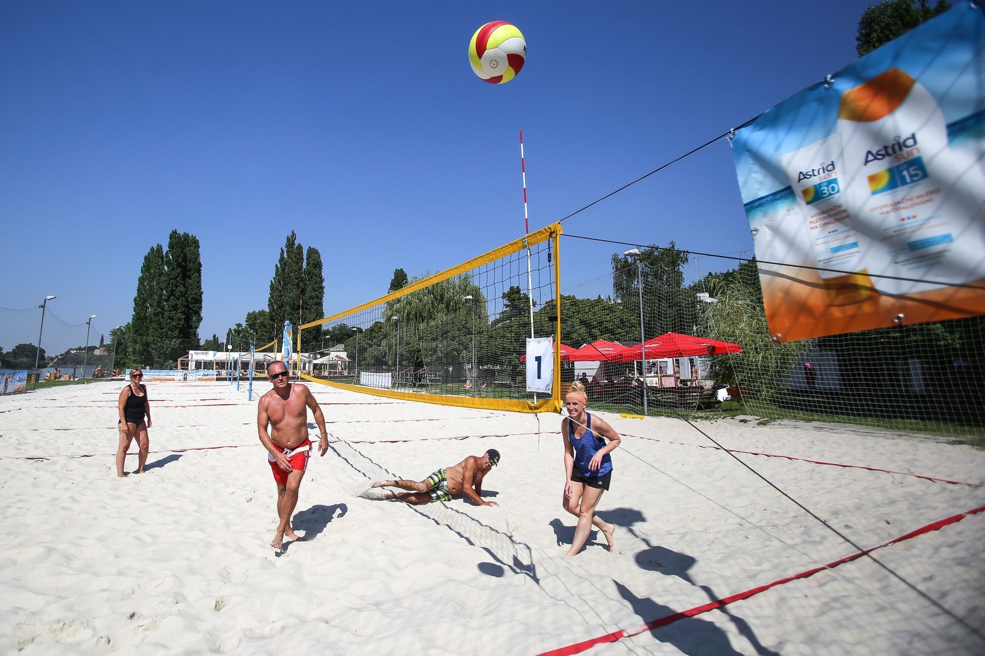 Vedro v Praze; teplo, slunce, voda, léto, turisté, koupání, osvěžení, žár, Žluté lázně, Staroměstské náměstí