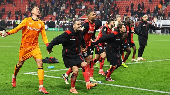 Leverkusen - Kolín: Matěj Kovář se spoluhráči slaví postup