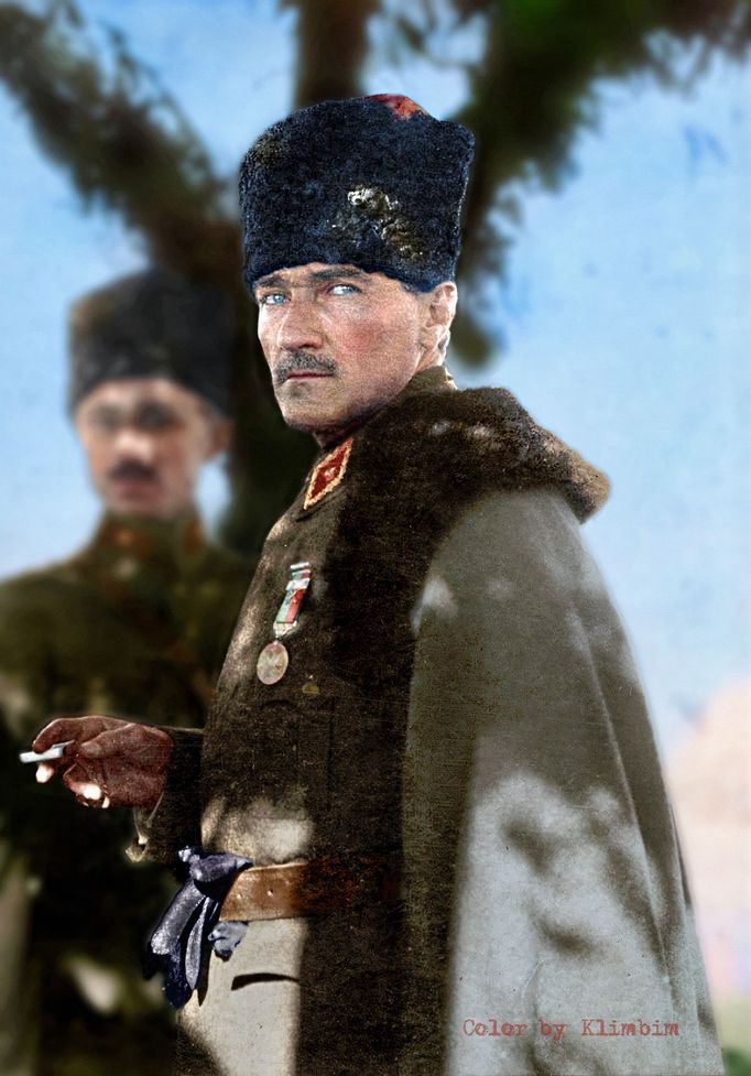 Zakladatel moderního Turecka Mustafa Kemal Atatürk na kolorované fotografii. Lokace neuvedena. Nedatováno.