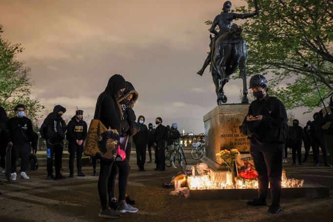 Po smrti 20letého Dauntea Wrighta protestují stovky lidí v americkém Minneapolisu proti policejnímu násilí.