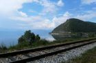 Pohled na Krugobajkalskou železnici - historickou trať, která vede po části jihovýchodního břehu Bajkalského jezera.