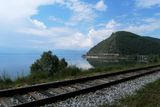 Pohled na Krugobajkalskou železnici - historickou trať, která vede po části jihovýchodního břehu Bajkalského jezera.