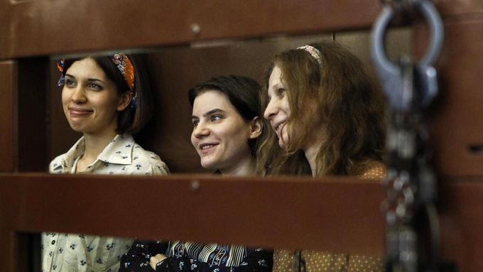 Pussy Riot v soudní síni. Jekatěrina Samucevičová, která vyvázla s podmínkou, je na snímku uprostřed.