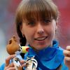Anisja Kirdjapkinová se stříbrnou medailí za 20 km chůze a maskotem MS 2013