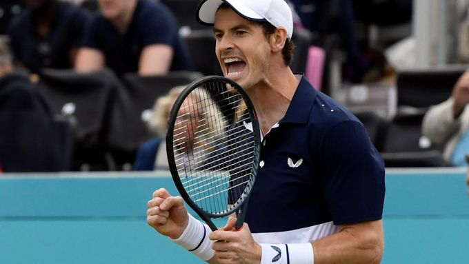 Andy Murray při návratu na kurty při čtyřhře na turnaji v Queen´s Clubu