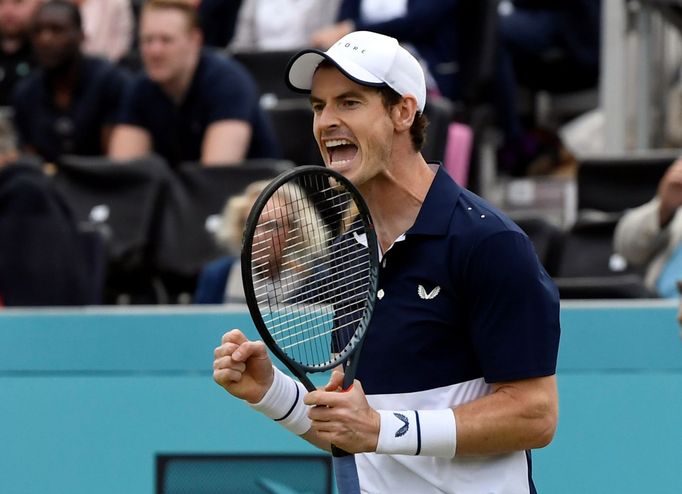 Andy Murray při návratu na kurty při čtyřhře na turnaji v Queen´s Clubu