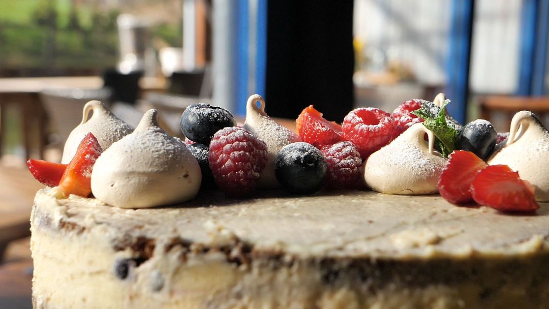 Bára Brožová z Hliněné bašty nám ukázala, jak se peče piškotový vanilkový dort s lesním ovocem.