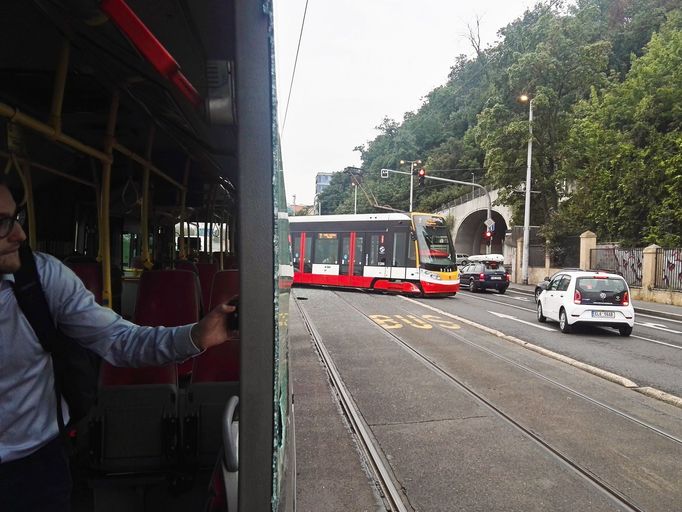 Nehoda autobusu a tramvaje na Smíchově