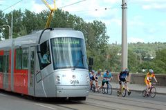 Nové tramvaje koleje neničí, brání se dopravní podnik