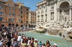 Řím bojuje proti sezení, pití a jídlu u památek. Nově ohradí fontánu di Trevi