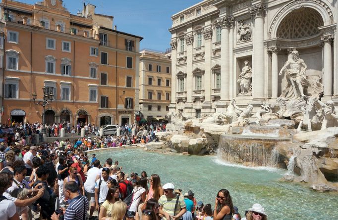 Na snímku jsou turisté před římskou fontánou di Trevi.