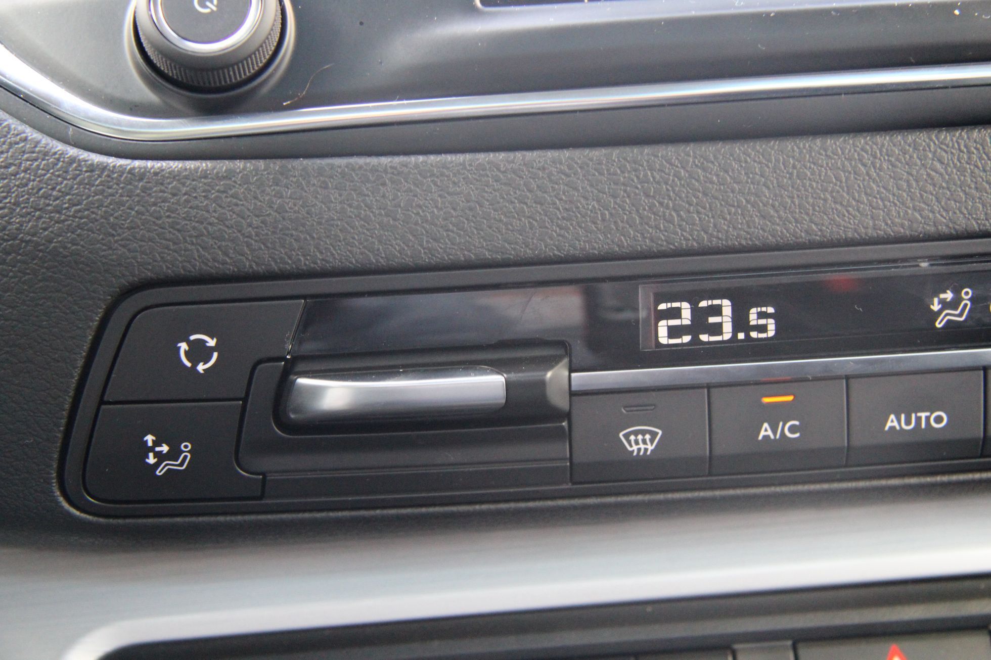 Peugeot Traveller - ovladače klimatizace