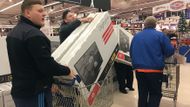 Je to příležitost pořídit třeba 49palcový televizor za 199 liber, tedy cca 7600 Kč. Snímek z Kingstong Park Tesco Extra v Newcasle ve Velké Británii.