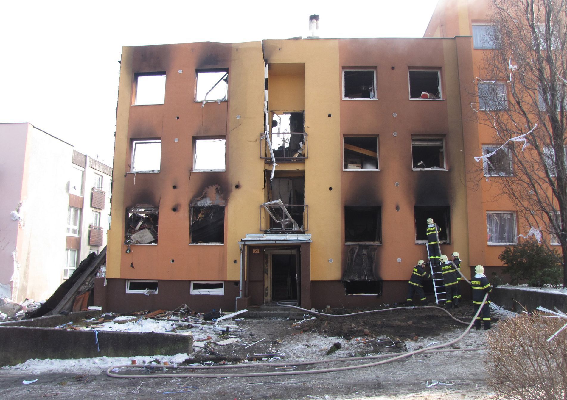 Hasič Vlastimil Kremel z Novojičínska zasahoval během dvaceti let téměř u dvou tisíc výjezdů. Snímky ho zachycují při práci. Nyní je vážně nemocný a přátelé pro něj uspořádali sbírku, aby mu pomohli.