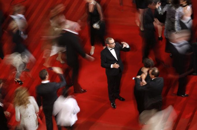 RNPS IMAGES OF THE YEAR 2012 - Guests take photographs on the red carpet during arrivals for the screening of the film "Baad El Mawkeaa", in competition at the 65th Cannes Film Festival, May 17, 2012. REUTERS/Vincent Kessler (FRANCE - Tags: ENTERTAINMENT TPX IMAGES OF THE DAY) Published: Pro. 4, 2012, 1:21 dop.