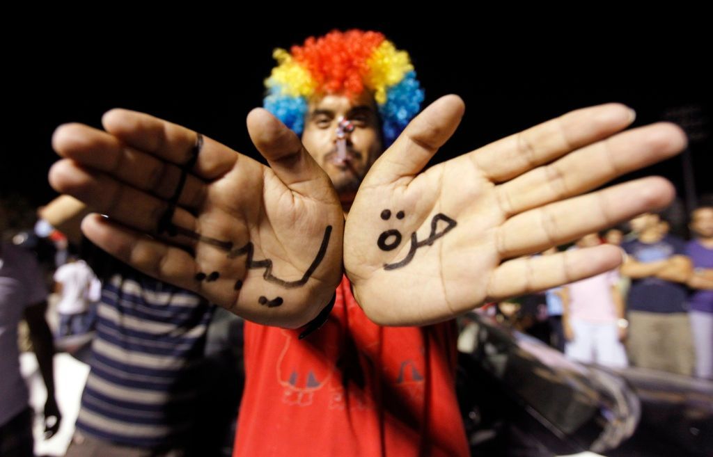 Libye - slavící rebel ukazuje nápis "Svobodná Libye" napsaný na dlaních