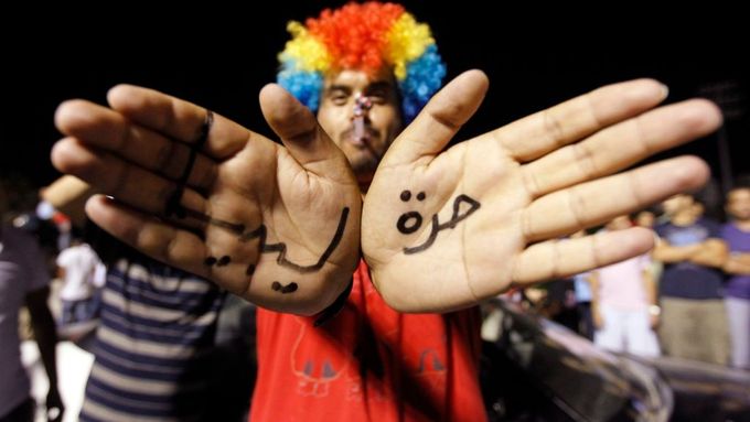 Svobodná Libye, píše se na rukou jednoho ze slavících.
