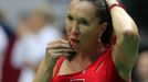 Srbská tenistka Jelena Jankovičová ve finále Fed Cupu 2012 proti Češce Lucii Šafářové.