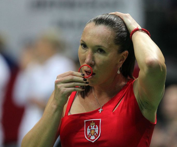 Srbská tenistka Jelena Jankovičová ve finále Fed Cupu 2012 proti Češce Lucii Šafářové.