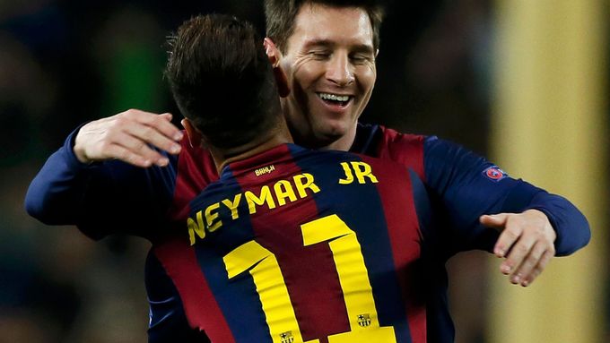 Neymar a Messi slaví jednu z branek do sítě PSG.