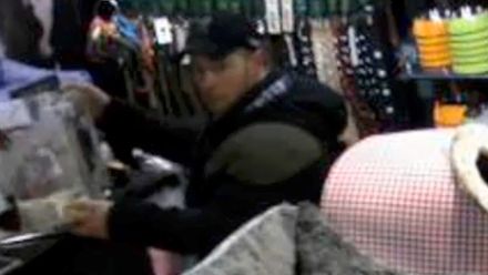 Zloději okradli pejsky, vzali kasičku s penězi pro útulek. Jeden odlákal prodavačku, druhý kradl