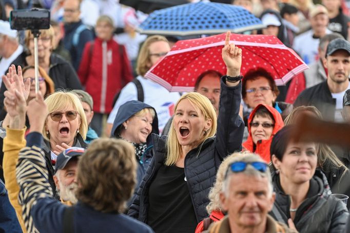 Na pražské Letné se sešli příznivci strany Volný blok, aby vyjádřili nesouhlas s vládními omezeními kvůli covidu-19 a s očkováním.