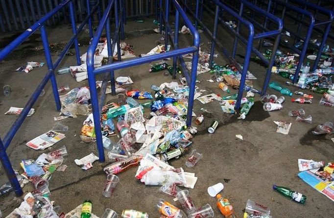 Spoušť před vchodem stadionu Sparty Praha na Letné po návštěvě fanoušků.