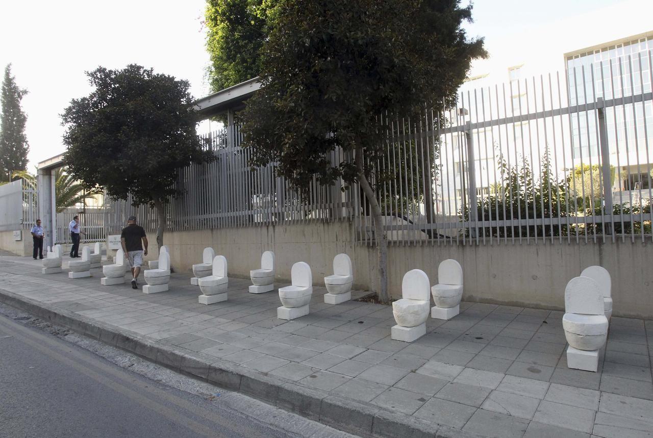 Záchody před bankami - Kypr