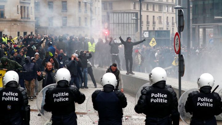 Bruselskou demonstraci pravice proti migračnímu paktu policie rozehnala slzným plynem