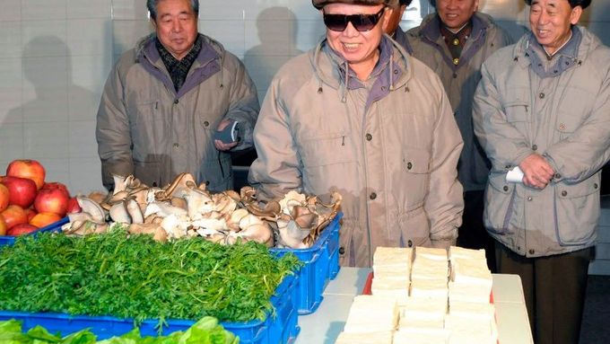 Diktátor Kim Čong-il vládne železnou rukou, část "tajných" informací ale prosakuje za hranice