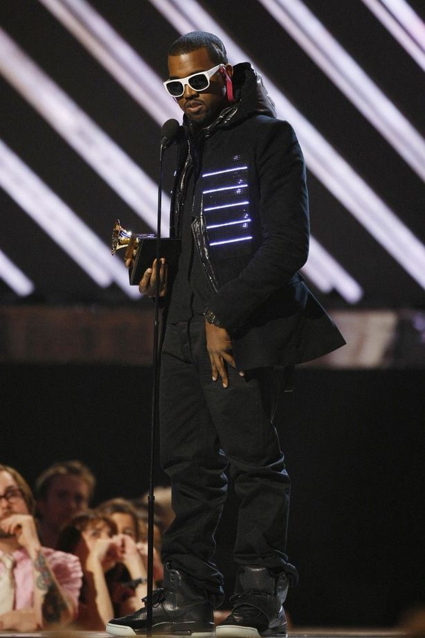 Kanye West si vůbec první prototyp tenisek Yeezy obul v roce 2008 při příležitosti 50. ročníku cen Grammy. V obchodech se nikdy neprodával.