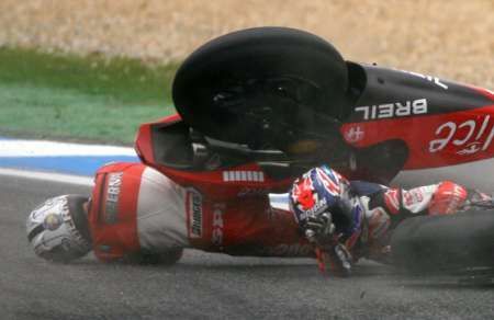 Sete Gibernau s Ducati (vlevo) padá přes jezdce Hondy Casey Stonera při GP Portugalska.