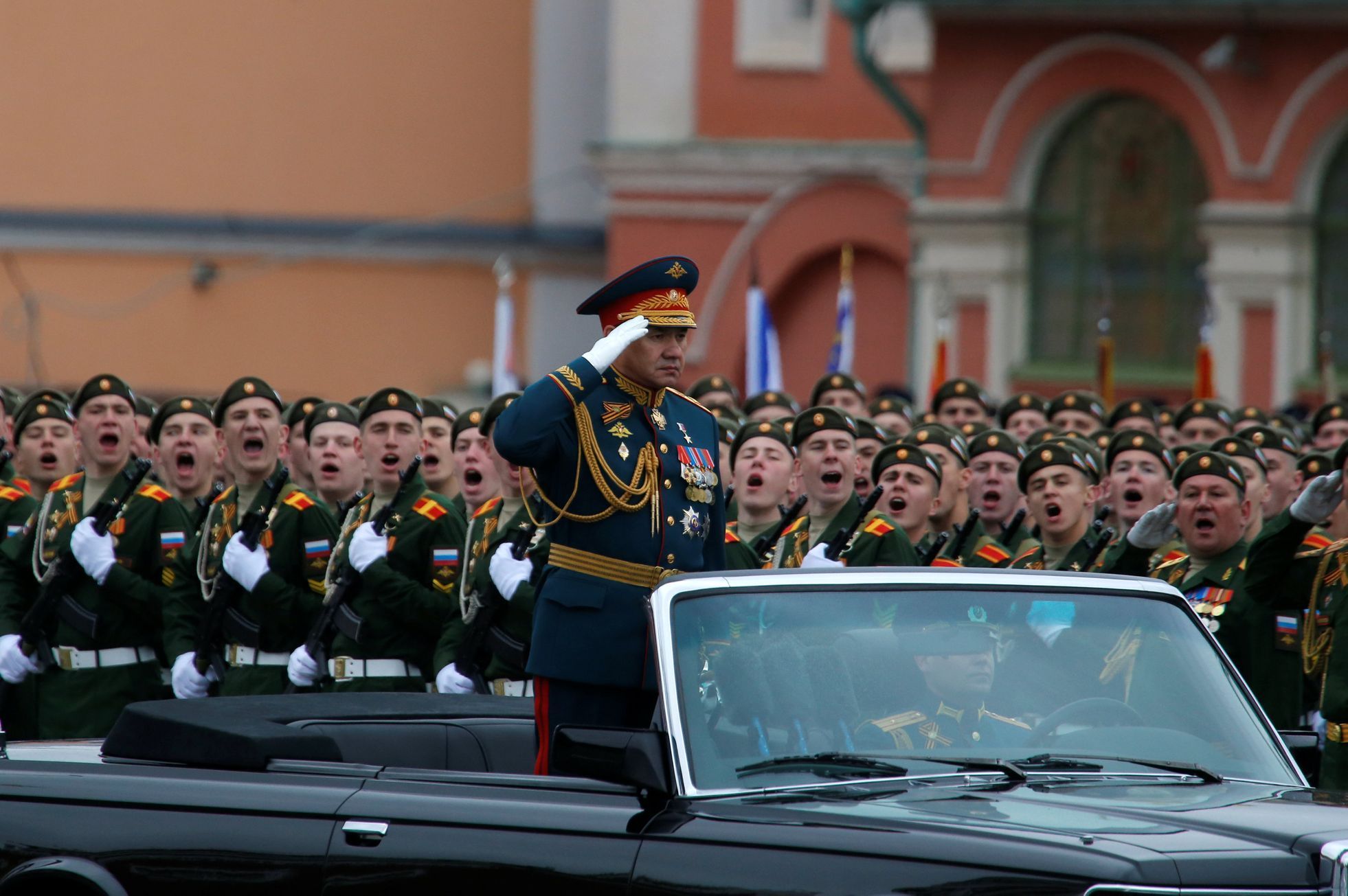 Ruský ministr obrany Sergej Šojgu na vojenské přehlídce v Moskvě na oslavu Dne vítězství.