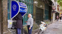 Íránci vybírají peníze z bankomatu