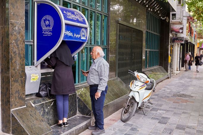 Íránci vybírají peníze z bankomatu