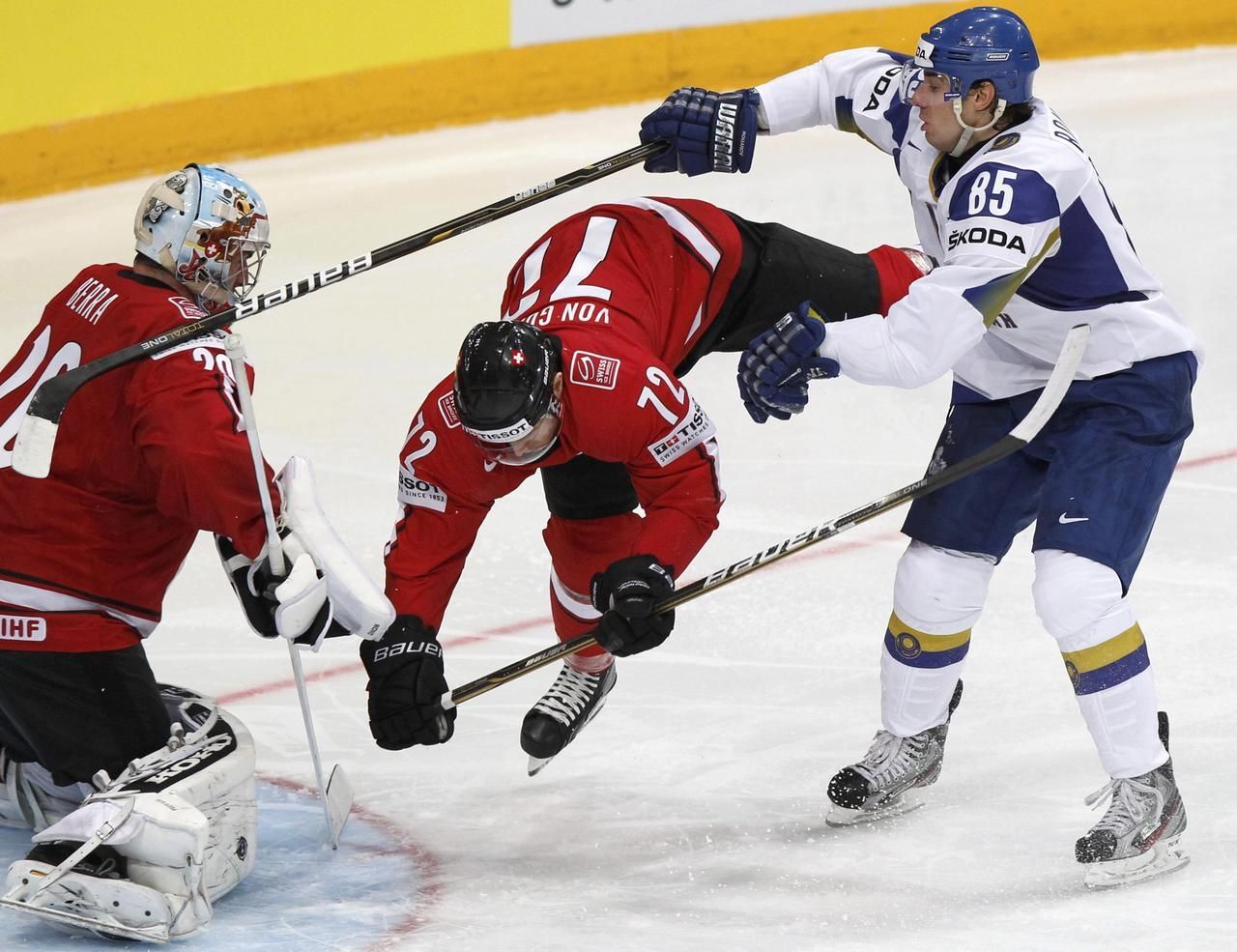 Konstantin Romanov, Reto Berra a Patrick von Gunten v utkání MS v hokeji 2012 Švýcarsko - Kazachstán