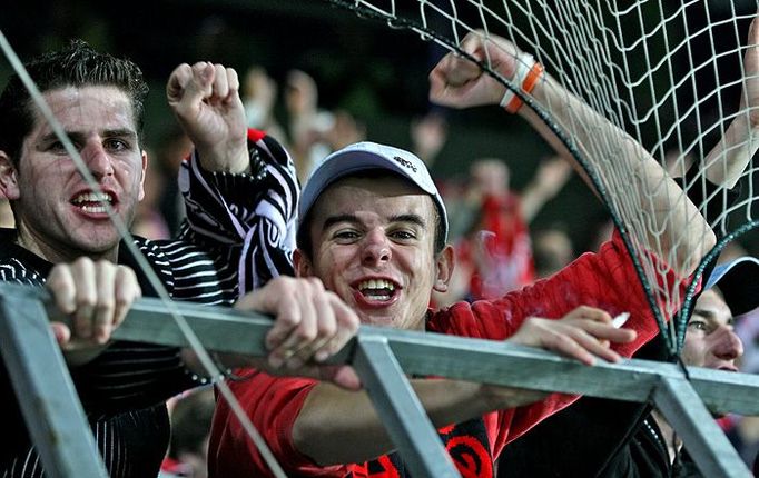 Fanoušci Slavie byli po druhém gólu plní euforie, od vítězství dělilo Slavii pět minut.