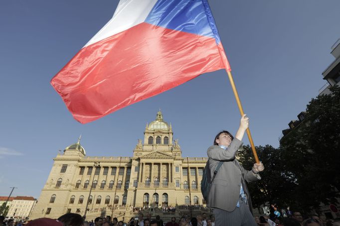 Záběr z demonstrace „Máme toho dost! Chceme demisi!“ proti Andreji Babišovi a Marii Benešové na Václavském náměstí.  4. 6. 2019.