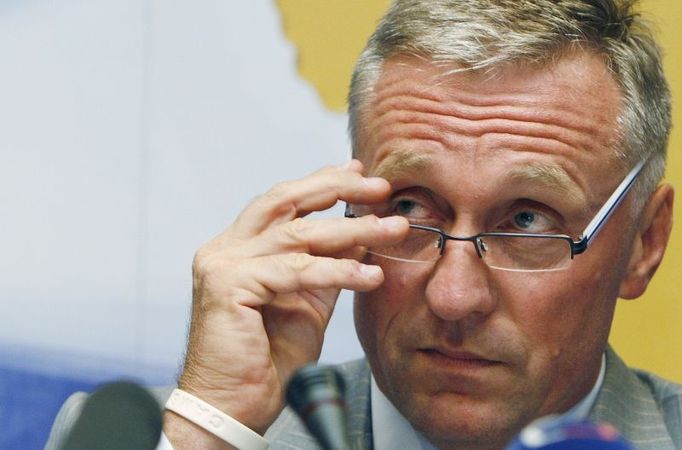 Czech Republic's Prime Minister Mirek Topolanek attends a news conference on the first day of a EU summit at the European Council headquarters in Brussels June 20, 2008. Ireland's rejection of a new European Union treaty should not slow the process of enlarging the bloc to include new member countries, the EU's presidency said on Thursday. REUTERS/Thierry Roge (BELGIUM)